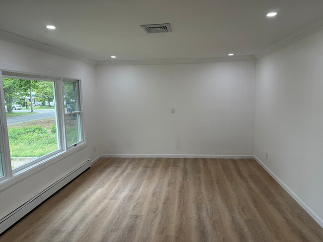 30 Beacon St in Shirley, NY - Foto de edificio - Building Photo