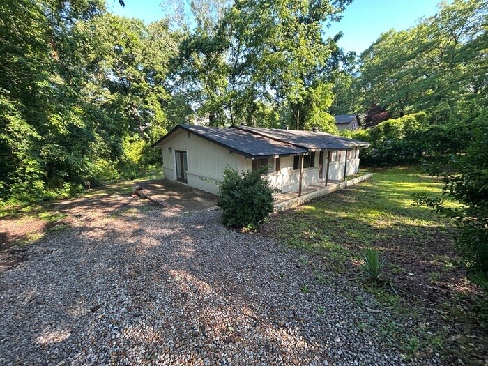 217 Hilltop Rd in Adamsville, AL - Foto de edificio