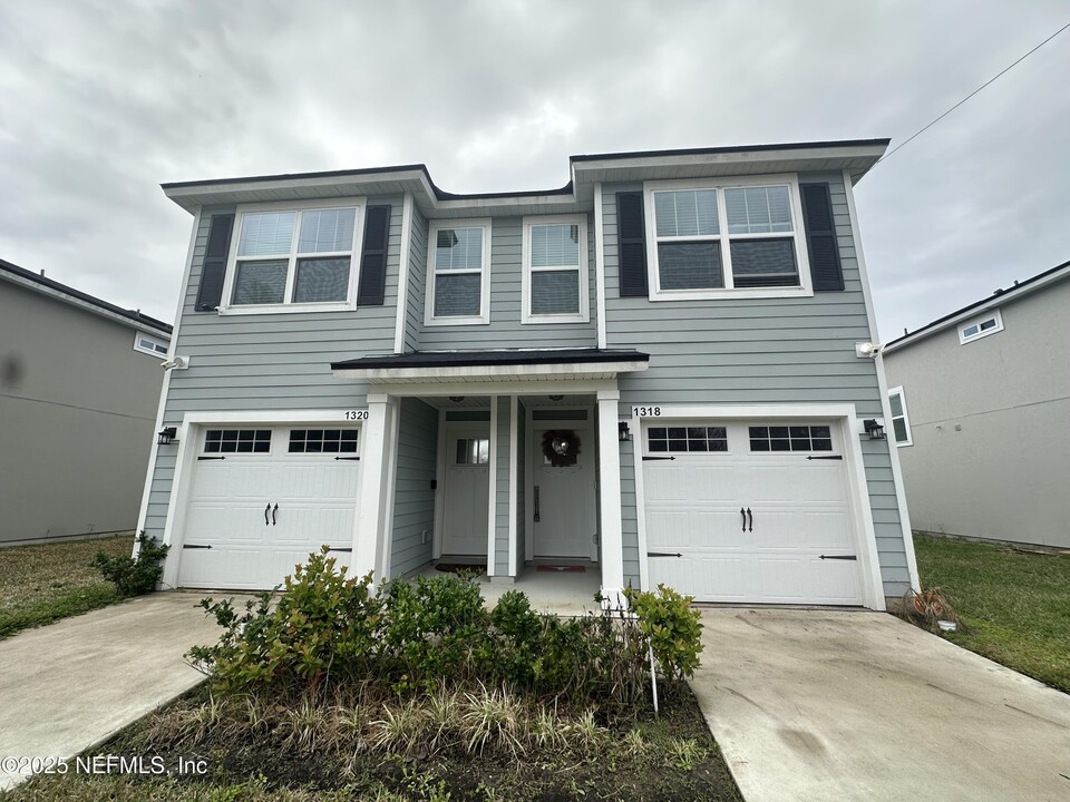 1318 Ellis Rd S in Jacksonville, FL - Building Photo