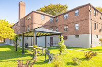 Beech Hills Garden Apartments in Little Neck, NY - Foto de edificio - Building Photo