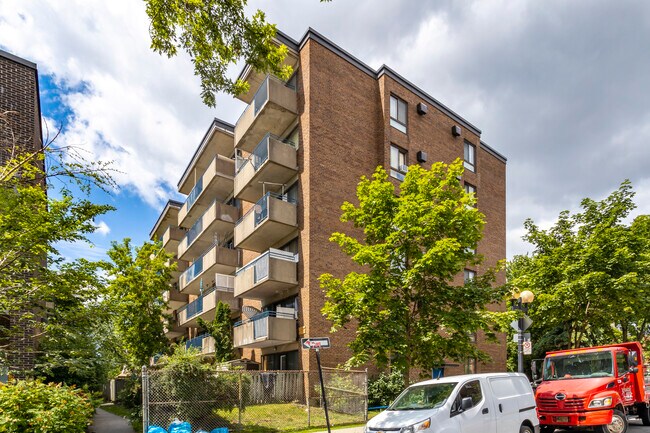 Habitations Madeleine-d'Ailleboust in Montréal, QC - Building Photo - Building Photo