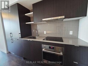 100 Harbour St in Toronto, ON - Building Photo - Building Photo