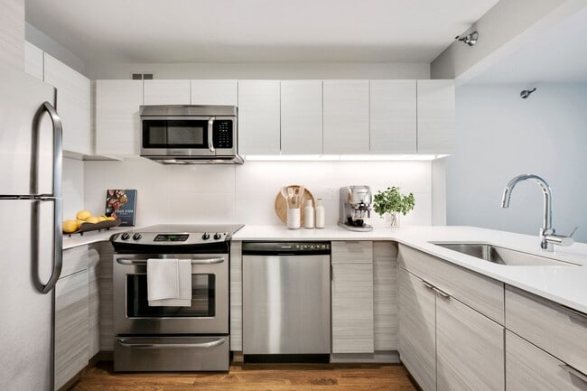 326 E Ohio St, Unit 2