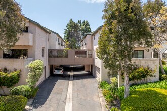 Woodlands North in La Jolla, CA - Building Photo - Building Photo