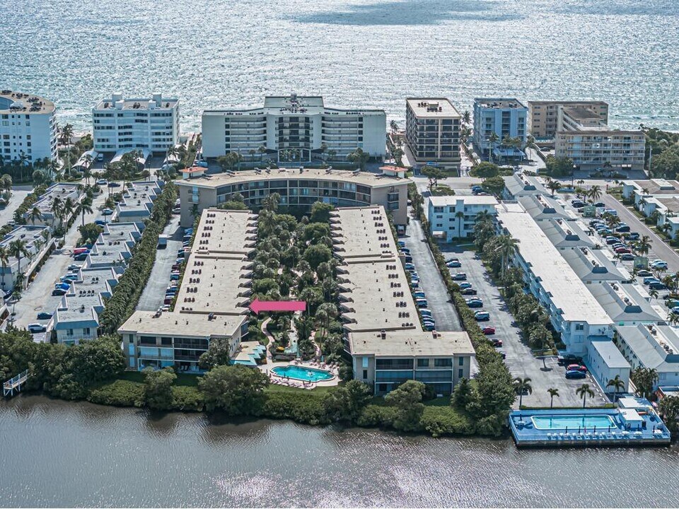 3605 S Ocean Blvd in South Palm Beach, FL - Foto de edificio