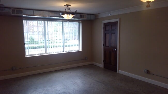 547 E Grand River Ave, Unit 1 in East Lansing, MI - Foto de edificio - Building Photo