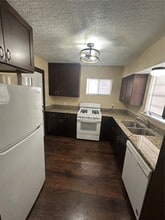 10715 Hillman Dr in Dickinson, TX - Building Photo - Building Photo