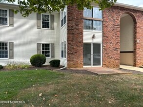 8-1 Seattle Ct in Freehold, NJ - Foto de edificio - Building Photo