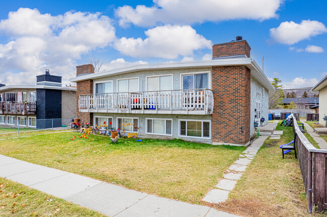 7911 Bowness Rd NW in Calgary, AB - Building Photo - Building Photo