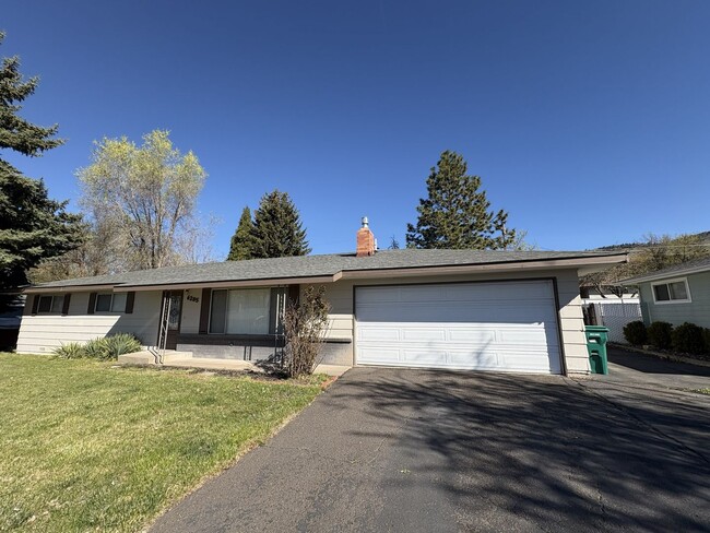 6285 Bryant Ave in Klamath Falls, OR - Building Photo - Building Photo