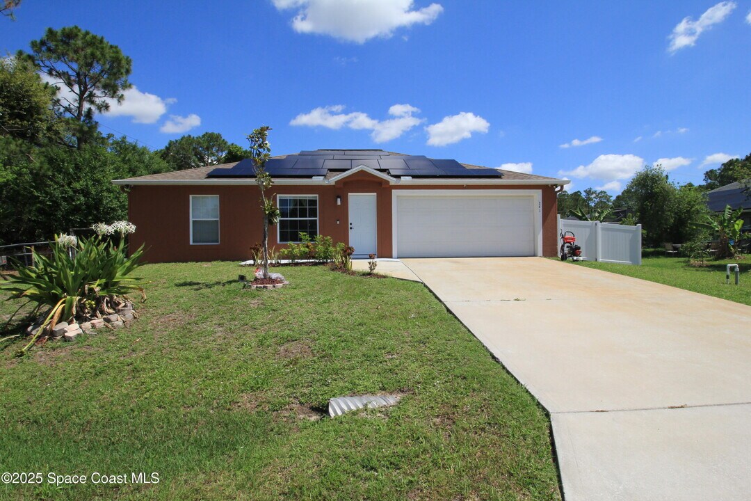241 District St SE in Palm Bay, FL - Building Photo