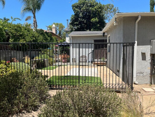 5051 Whitsett Ave in Los Angeles, CA - Foto de edificio - Building Photo