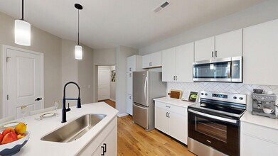 Reveal on Cumberland Apartments in Fishers, IN - Foto de edificio - Building Photo