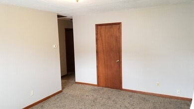 121 S Front St, Unit #5 in Rensselaer, IN - Foto de edificio - Building Photo