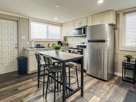 385 Kahoolawe St in Kahului, HI - Building Photo