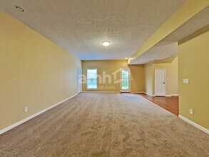 435 Rocky Crest Dr in Gallatin, TN - Foto de edificio - Building Photo