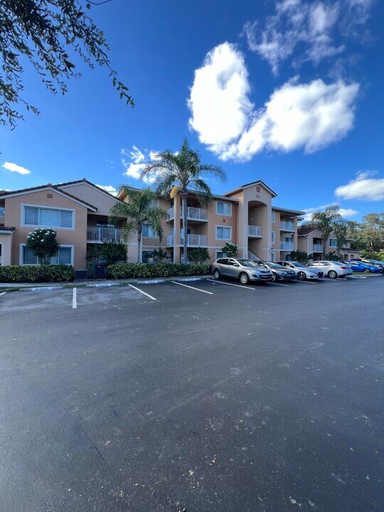 231 SW Palm Dr in Port St. Lucie, FL - Foto de edificio