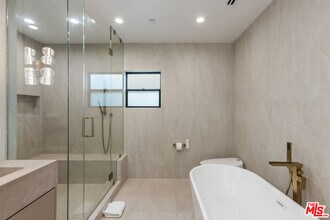 1161 Stearns Dr in Los Angeles, CA - Foto de edificio - Building Photo