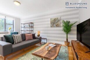 10 Downing St in New York, NY - Building Photo