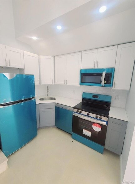 67-39 Clyde St, Unit H in Queens, NY - Foto de edificio - Building Photo