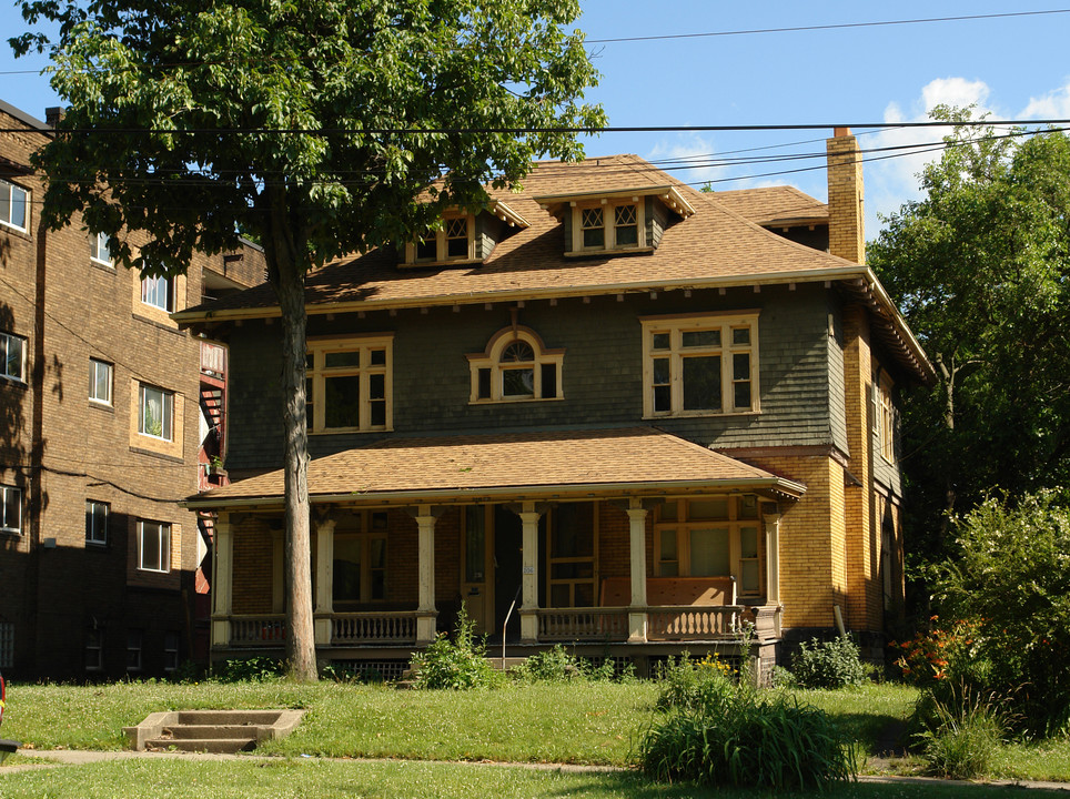 206 Broadway St in Youngstown, OH - Building Photo