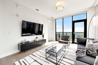 1400 W Peachtree St NE in Atlanta, GA - Building Photo - Building Photo