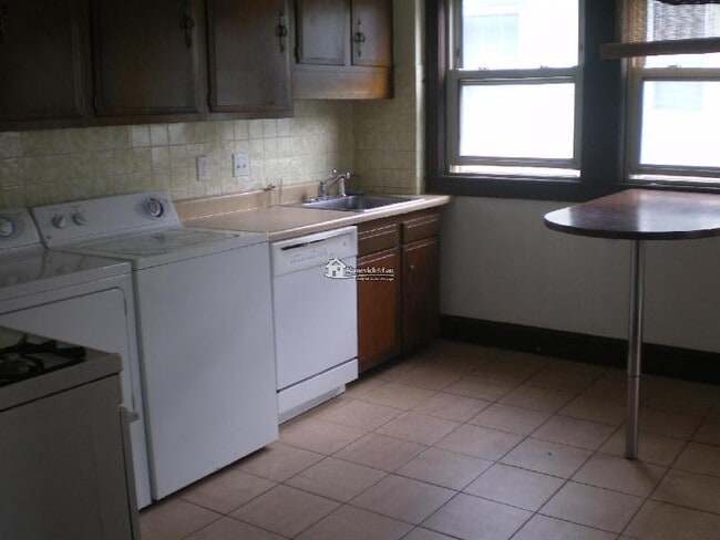 61 Putnam St, Unit 2T in Somerville, MA - Building Photo - Building Photo