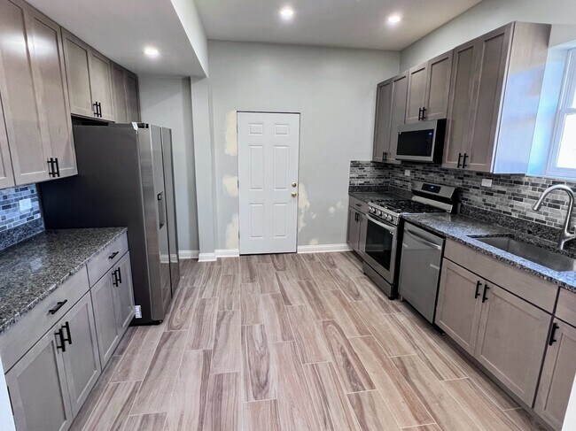 4244 N Spaulding Ave, Unit 3 in Chicago, IL - Building Photo - Building Photo