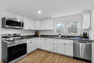 104 Mishawum Rd in Woburn, MA - Building Photo