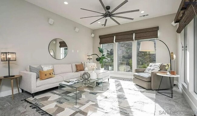 8434 Distinctive Dr in San Diego, CA - Building Photo - Building Photo