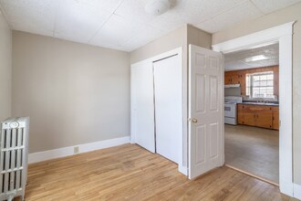 109 Main St, Unit 1 in East Millinocket, ME - Foto de edificio - Building Photo