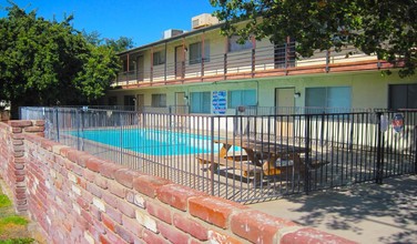 H Street Apartments in Bakersfield, CA - Building Photo - Building Photo