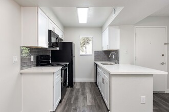 Camelback Cove Apartments in Phoenix, AZ - Building Photo - Building Photo