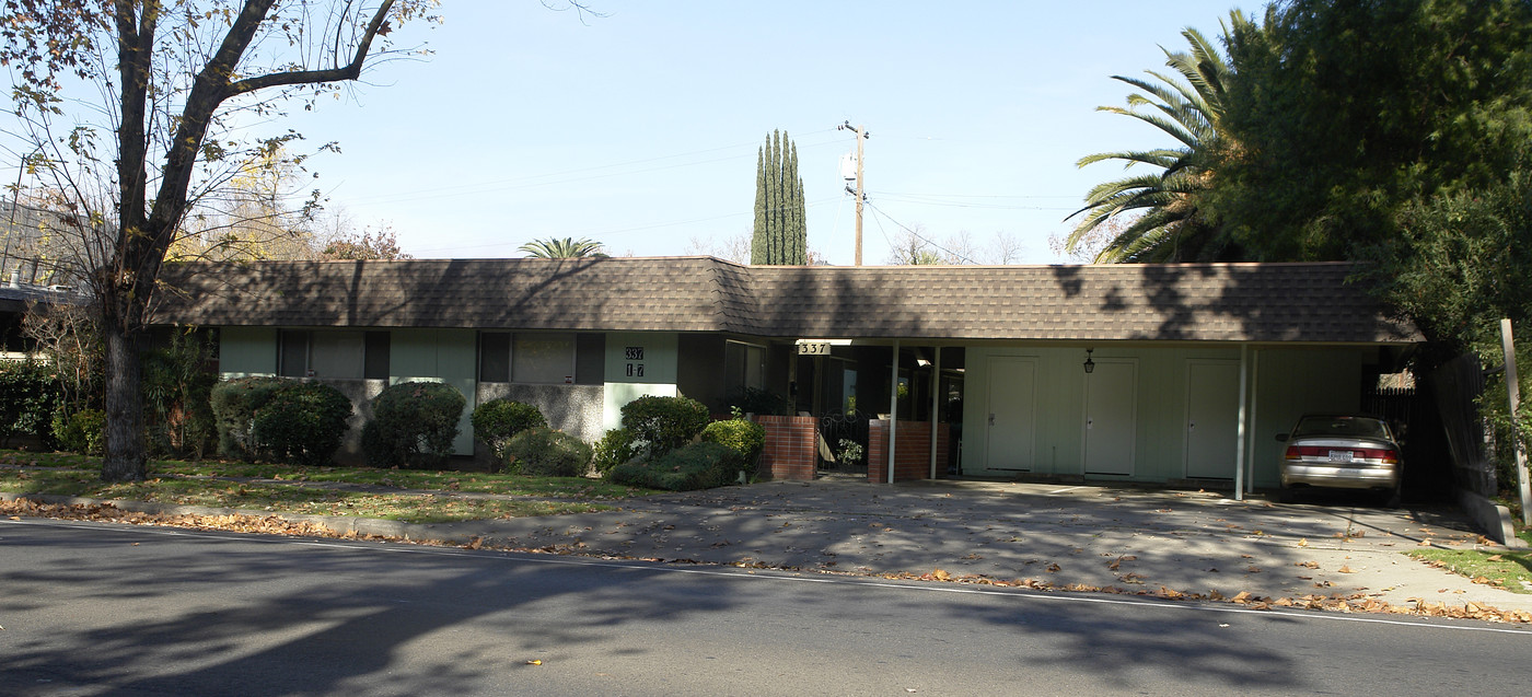 337 W 21st St in Merced, CA - Foto de edificio