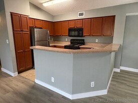 7670 Westwood Dr in Tamarac, FL - Building Photo