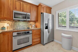 401 Ocean Bluffs Blvd in Jupiter, FL - Foto de edificio - Building Photo