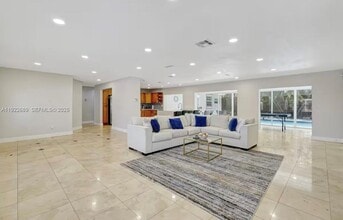 2080 NE 205th St in Miami, FL - Building Photo - Building Photo