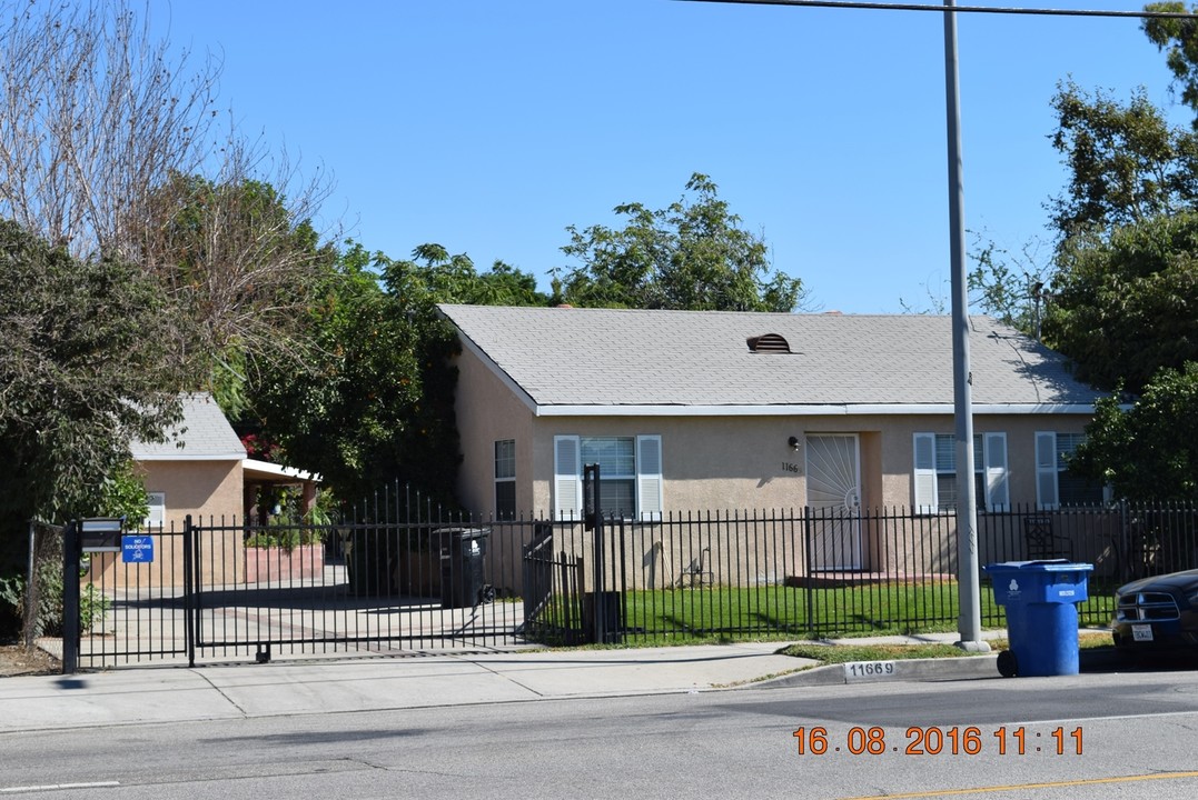 11669 Saticoy St in North Hollywood, CA - Building Photo