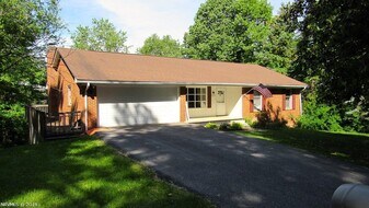 2003 Carroll Dr in Blacksburg, VA - Building Photo