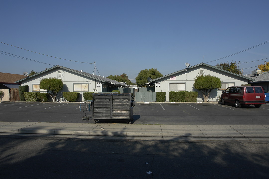 199-217 Broadway Ave in Atwater, CA - Building Photo