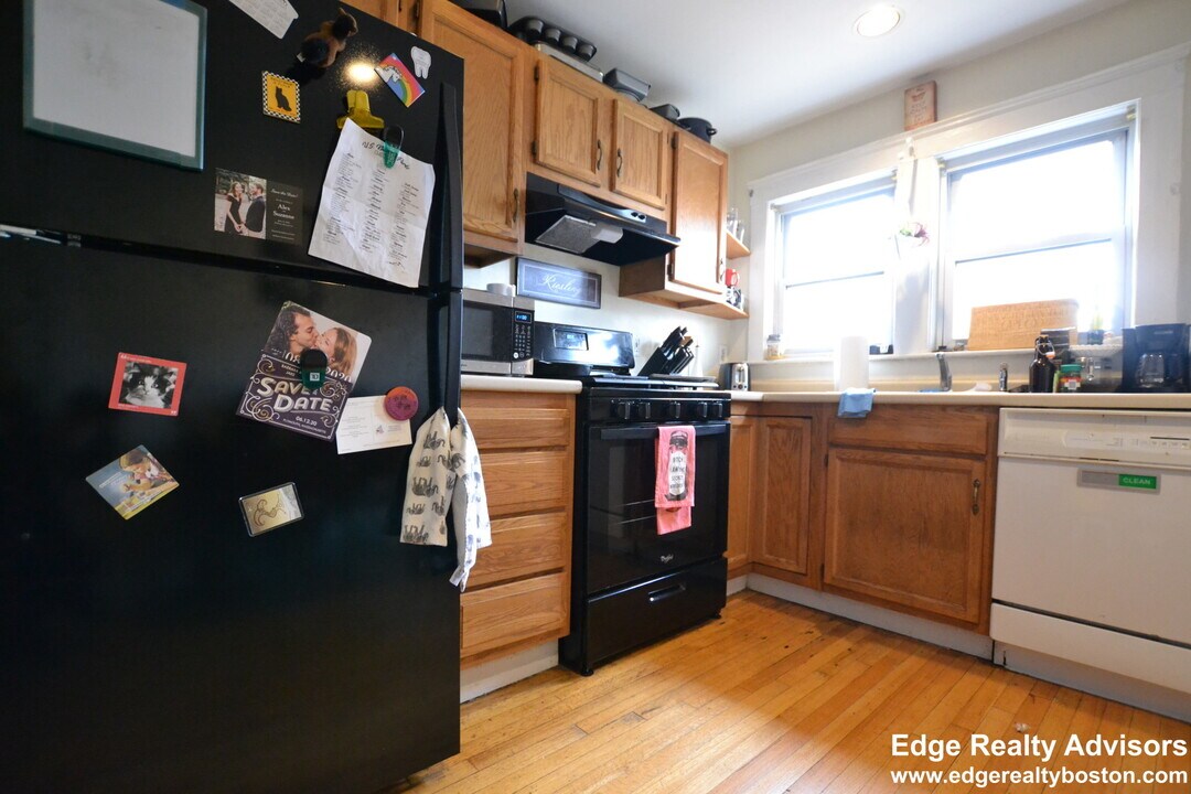 7 Dickinson Rd in Boston, MA - Building Photo