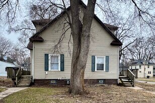 1045 12th St, Unit 1045 in Rock Island, IL - Building Photo