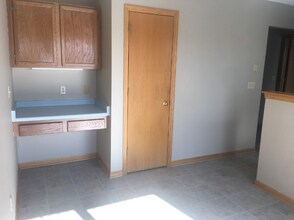 2042 Cliff Alex Ct S in Waukesha, WI - Foto de edificio - Building Photo