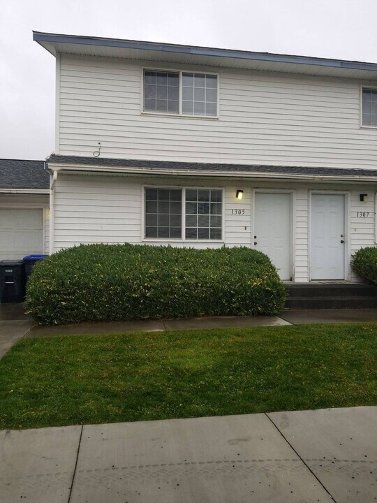 1305-1307 Shaker Pl in Moses Lake, WA - Foto de edificio