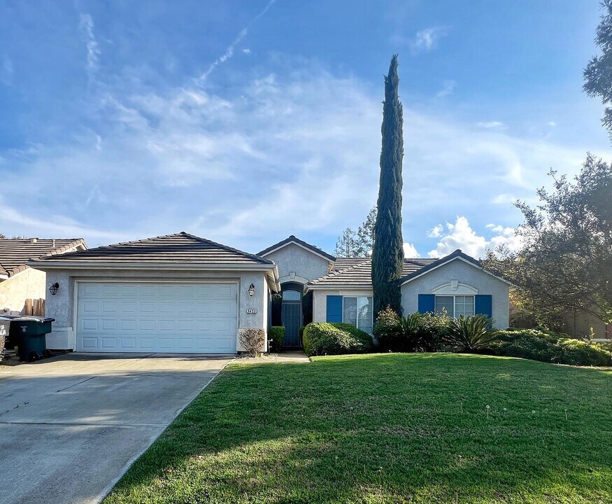 5423 W Cherry Ave in Visalia, CA - Building Photo