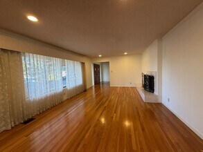 2435 E Lake Ridge Shores in Reno, NV - Building Photo - Building Photo