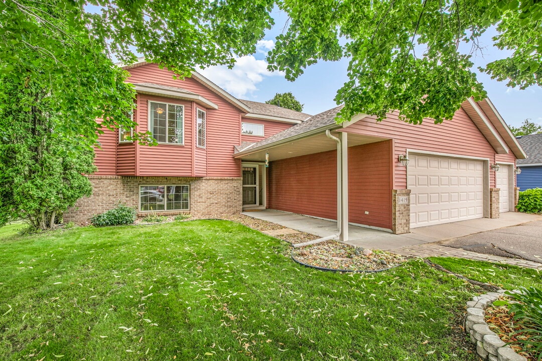 1419 Hillside Ct in Sauk Rapids, MN - Building Photo