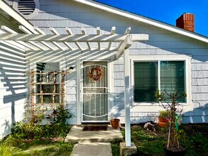 2127 Paradise Hills Rd in San Diego, CA - Foto de edificio - Building Photo