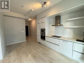 2221 Yonge St in Toronto, ON - Building Photo - Building Photo