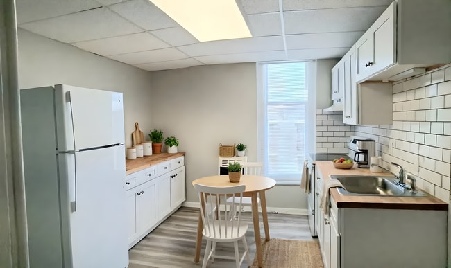 2 W Stiegel St in Manheim, PA - Building Photo - Building Photo